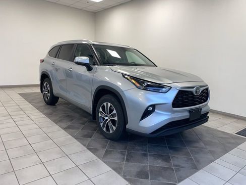 Used 2023 Toyota Highlander XLE image 1