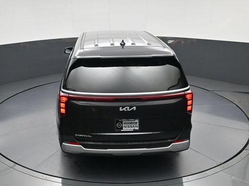 Used 2025 Kia Carnival FWD image 33