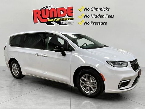 Used 2024 Chrysler Pacifica Touring-L image 7