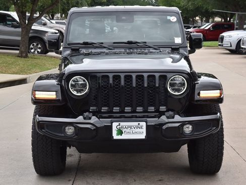 Used 2022 Jeep Gladiator Overland AWD/4WD image 2