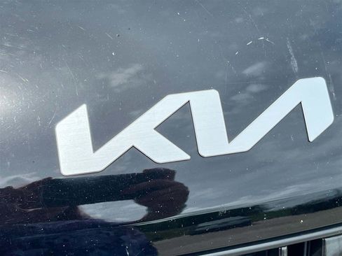 Used 2023 Kia Carnival LX FWD image 4