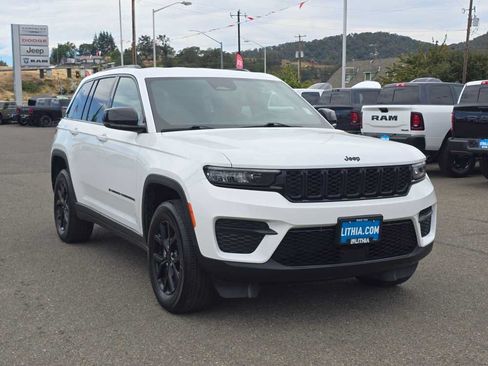 Used 2024 Jeep Grand Cherokee Altitude AWD/4WD image 7