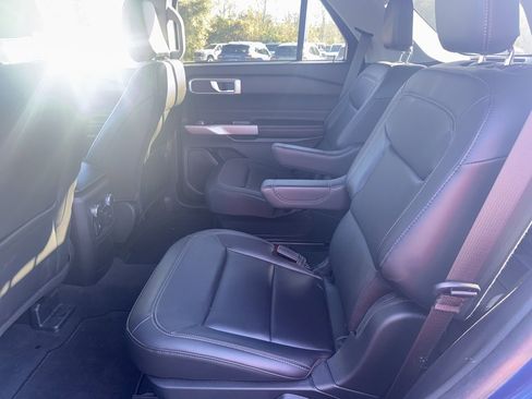 Used 2022 Ford Explorer XLT w/ Equipment Group 202A image 5