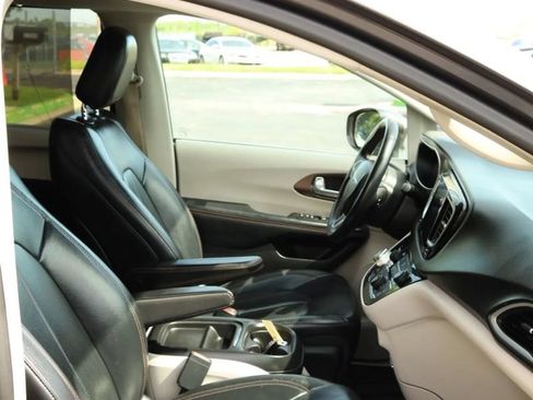Used 2018 Chrysler Pacifica Touring-L FWD image 62