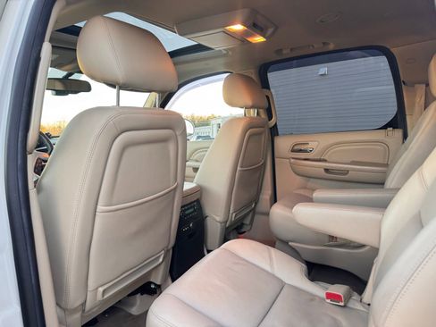 Used 2014 Cadillac Escalade ESV Luxury image 21