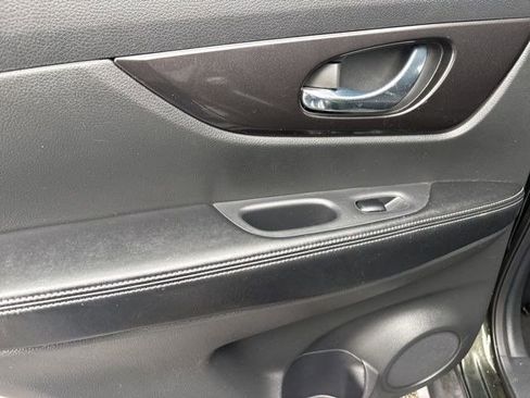 Used 2018 Nissan Rogue SV w/ Premium Package image 30