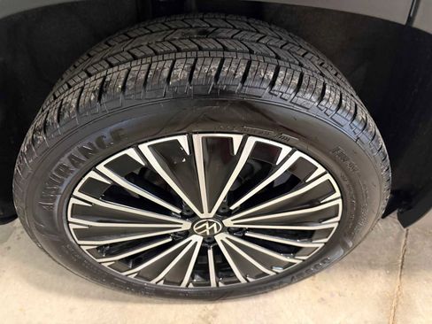 Certified 2025 Volkswagen Taos SE w/ Panoramic Sunroof Package image 13