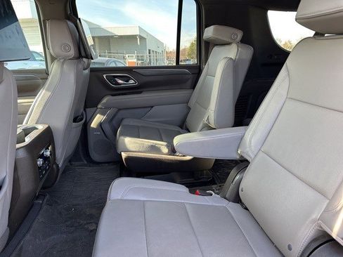 Used 2023 GMC Yukon XL SLT w/ SLT Luxury Package image 13