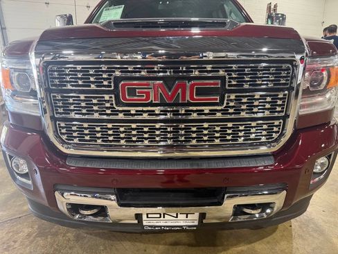 Used 2017 GMC Sierra 2500 Denali w/ Duramax Plus Package AWD/4WD image 19