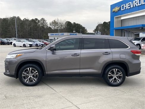 Used 2019 Toyota Highlander LE image 2