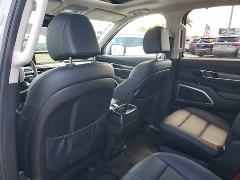 Used 2022 Kia Telluride EX w/ EX Premium Package AWD/4WD image 16