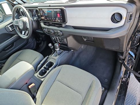 Used 2025 Jeep Wrangler Unlimited Sahara AWD/4WD image 33