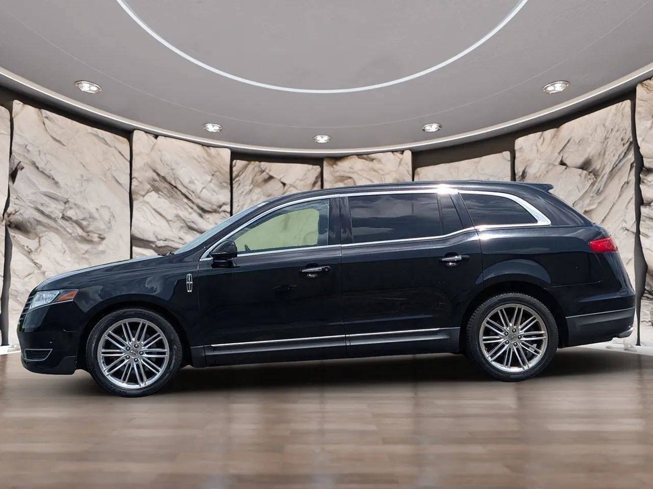 Used 2019 Lincoln MKT AWD image 3