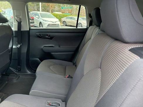 Used 2023 Toyota Highlander LE image 9