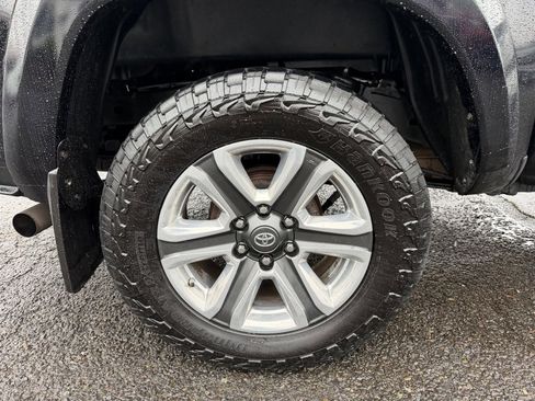 Used 2019 Toyota Tacoma Limited image 9