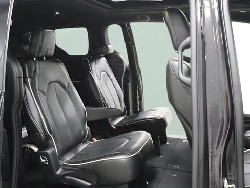 Used 2025 Chrysler Pacifica Limited FWD image 31