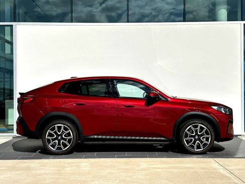 Certified 2025 BMW X2 xDrive28i image 3