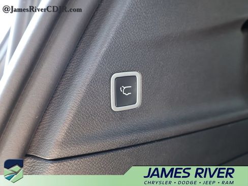 Used 2019 Chrysler Pacifica Touring Plus w/ Advanced Safetytec Group FWD image 15