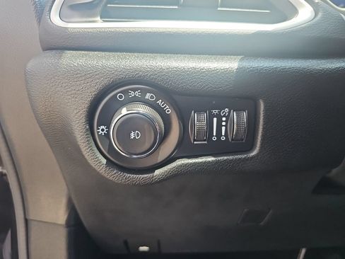 Used 2025 Chrysler Pacifica Select FWD image 24