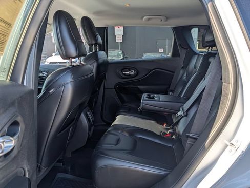 Used 2021 Jeep Cherokee Latitude Plus FWD image 12