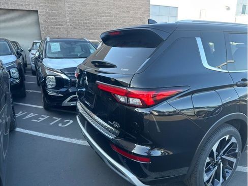 Used 2025 Mitsubishi Outlander SEL image 3