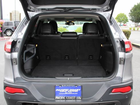 Used 2018 Jeep Cherokee Trailhawk w/ Comfort/Convenience Group AWD/4WD image 16