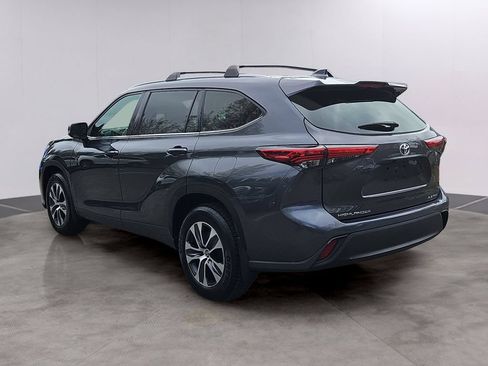 Used 2022 Toyota Highlander XLE AWD/4WD image 6