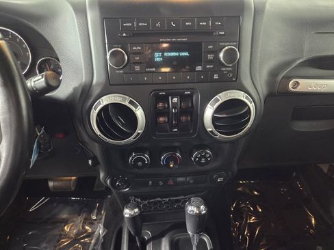 Used 2018 Jeep Wrangler Unlimited Sahara w/ Connectivity Group AWD/4WD image 19