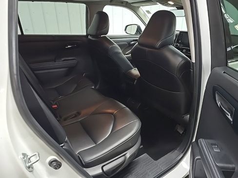 Used 2022 Toyota Highlander XLE image 18