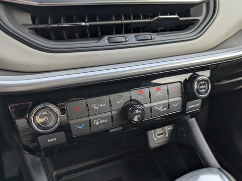 Used 2025 Jeep Compass Limited w/ Elite Group AWD/4WD image 19
