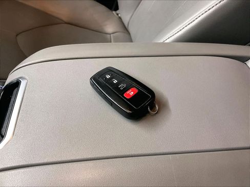 Used 2022 Toyota Highlander Limited image 11