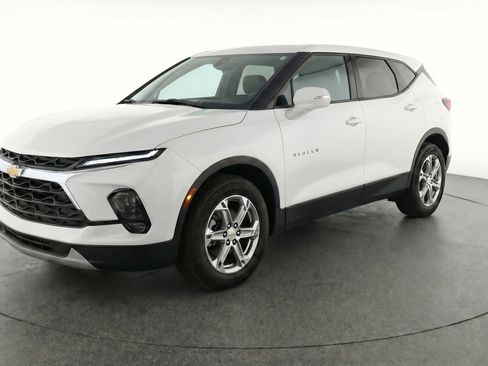 Used 2025 Chevrolet Blazer LT FWD image 3