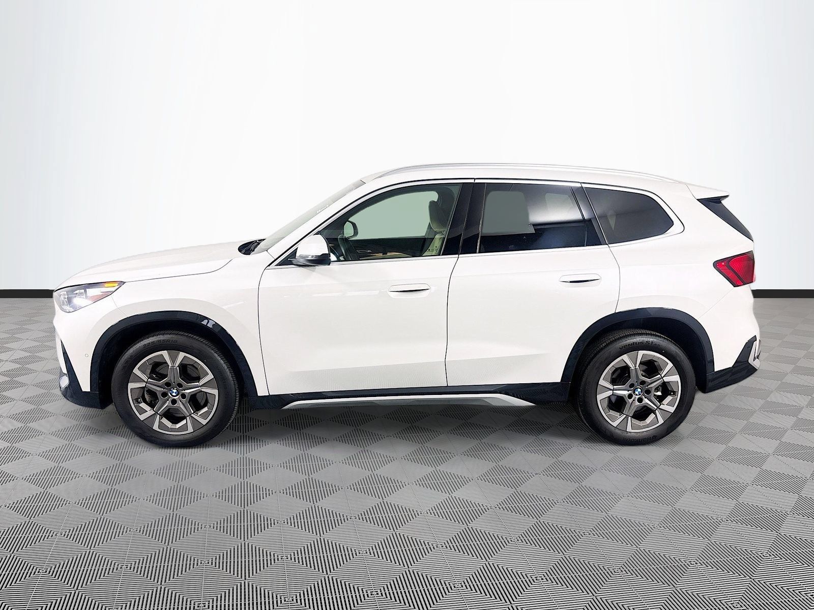 Used 2025 BMW X1 xDrive28i AWD/4WD image 4