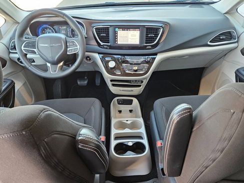 Used 2023 Chrysler Voyager LX image 17