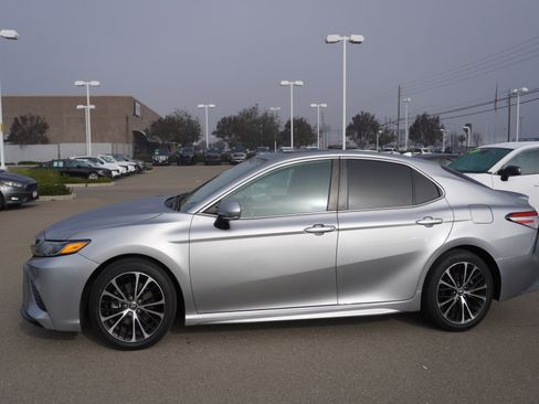 Used 2020 Toyota Camry SE w/ Sunroof Package image 6