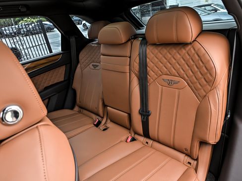 Used 2022 Bentley Bentayga AWD/4WD image 24