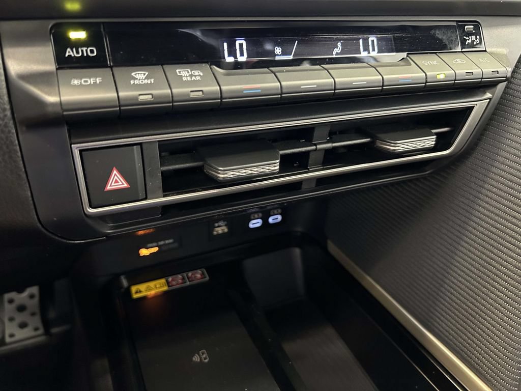 Used 2025 Toyota Camry SE w/ Convenience Package FWD image 25