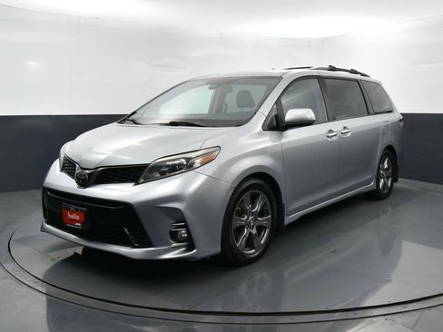 Used 2019 Toyota Sienna SE image 5
