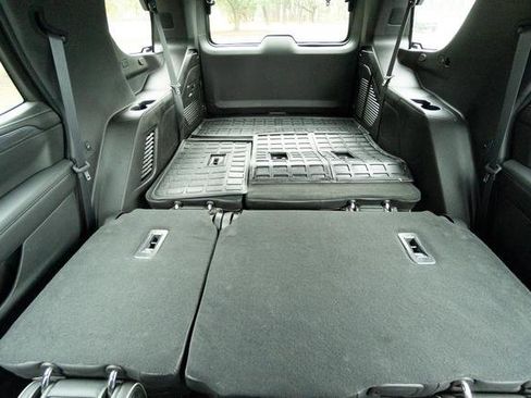 Used 2023 GMC Yukon SLT w/ SLT Luxury Package image 34