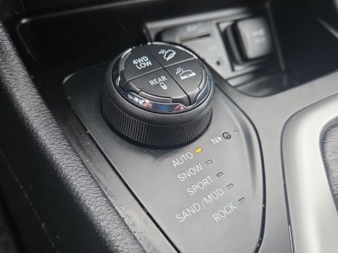 Used 2016 Jeep Cherokee Trailhawk image 21