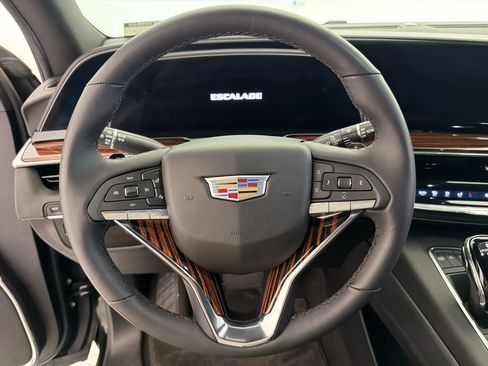 Used 2022 Cadillac Escalade Luxury AWD/4WD image 17