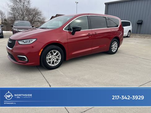 Used 2025 Chrysler Pacifica Select image 1