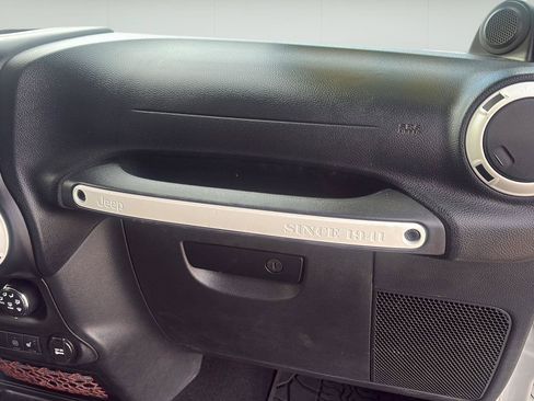 Used 2012 Jeep Wrangler Unlimited Sahara AWD/4WD image 32