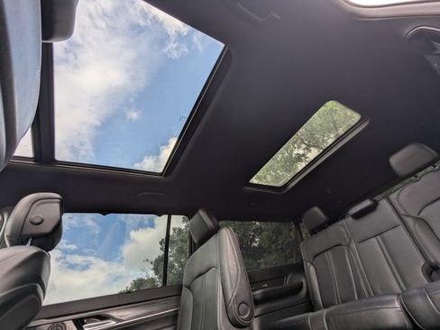 Used 2023 Jeep Wagoneer L Series III w/ Premium Group I AWD/4WD image 3