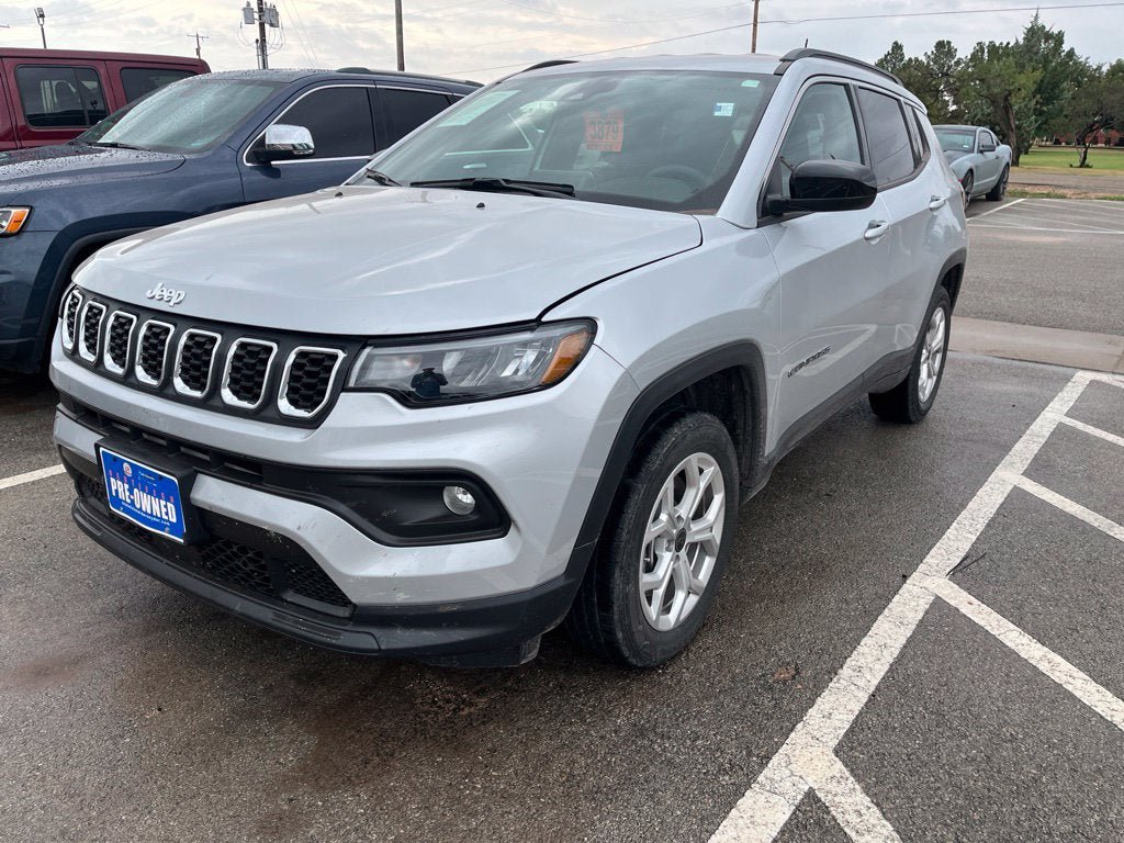 Used 2025 Jeep Compass Latitude AWD/4WD image 3