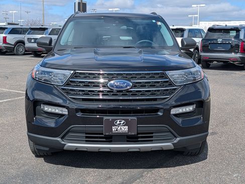 Used 2022 Ford Explorer XLT w/ Equipment Group 202A image 8