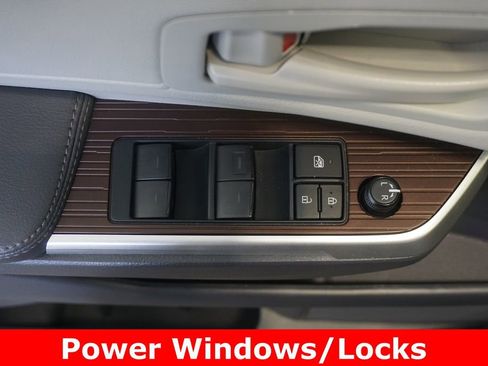 Used 2024 Toyota Sienna LE image 5