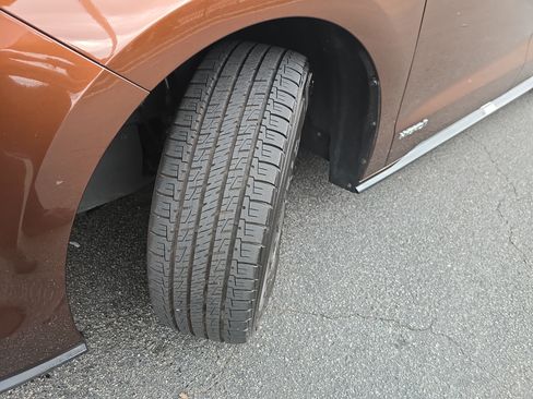 Used 2021 Toyota Sienna Limited image 35