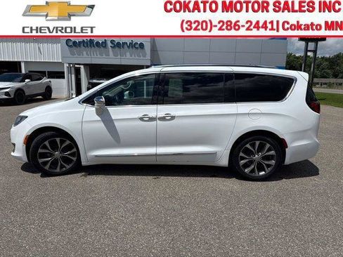 Used 2017 Chrysler Pacifica Limited w/ UConnect Theater Package FWD image 4