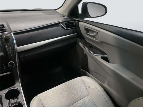 Used 2017 Toyota Camry SE w/ Moonroof Package FWD image 22